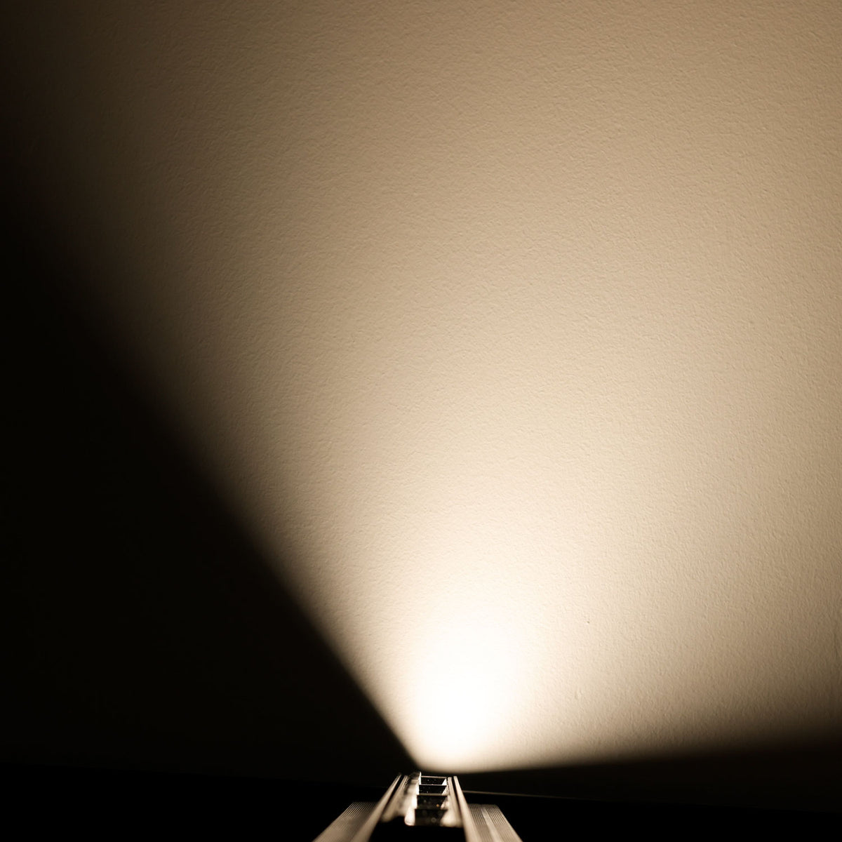 Track48 Wallwasher 22cm black, 12W, 100° asymmetrical, 48V DC, 3000K, CRI90, DALI dimmable